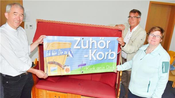 Sie freuen sich über das Angebot eines „Zuhör-Korbes“, der jetzt am Friesenstrand in Tossens aufgestellt worden ist (von links): der katholische Pfarrer Michael Kenkel, evangelischer Pastor Dietmar Reumann-Claßen und evangelische Pastorin Susanne Stephan.