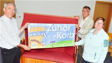 Sie freuen sich über das Angebot eines „Zuhör-Korbes“, der jetzt am Friesenstrand in Tossens aufgestellt worden ist (von links): der katholische Pfarrer Michael Kenkel, evangelischer Pastor Dietmar Reumann-Claßen und evangelische Pastorin Susanne Stephan.