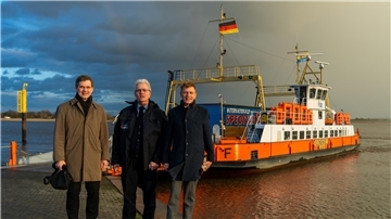 Drei Männer stehen vor der Schnellfähre "Kleinensiel" in Brake. Es sind Jan Müller, Peter Schultze und Bernhard Brons.