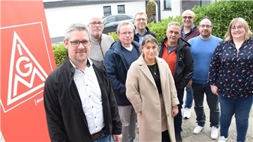 Gruppe von Frauen und Männern