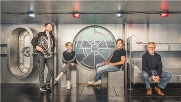 Sie gehören eigentlich nicht auf, sondern hinter die Bühne: Ausstatter Andreas Schmitz, Regisseurin Justine Wiechmann, der musikalischer Leiter Ludger Nowak und Dramaturg Peter Hilton Fliegel haben für den Fotografen auf der Nautilus eingecheckt.