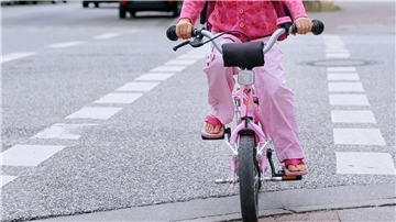 Sie gehören wohl zu den am meisten gefährdeten Verkehrsteilnehmern: fahrradfahrende Kinder. In Tarmstedt kommt es besonders in Höhe der Aral-Tankstelle immer wieder zu brenzligen Situationen, weil parkende Lkw und Pkw einen großen Teil des Radweges blockieren.
