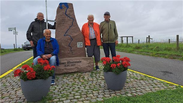 Blexer Weserstein: Wie die „Vier vom Deich“ ein Fotomotiv pflegen Bild der "Vier vom Deich", die ehrenamtlich die Pflege des Platzes rund um den Blexer Weserstein übernommen haben: (v.l.) Jens Albrecht, Alfons Kleczka, Fritz Jacob und Siegfried Rüdiger.