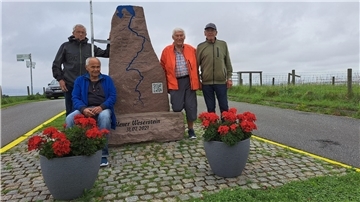 Bild der "Vier vom Deich", die ehrenamtlich die Pflege des Platzes rund um den Blexer Weserstein übernommen haben: (v.l.) Jens Albrecht, Alfons Kleczka, Fritz Jacob und Siegfried Rüdiger.