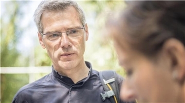 Dr. Heiner Wilmer im Gespräch mit Susanne Schwan. Wilmer ist seit September 2018 katholischer Bischof von Hildesheim und kommt regelmäßig zu Besuch ins Dekanat Bremerhaven/Cuxhaven