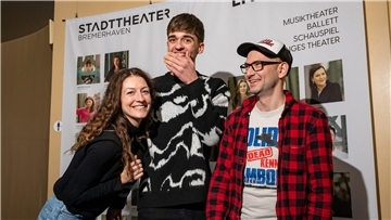 Sie haben beim Fototermin ihren Spaß: Carina Sönksen, Janek Biedermann und Ulrich Fassnacht (von links), die neuen Schauspieler am Jungen Theater.