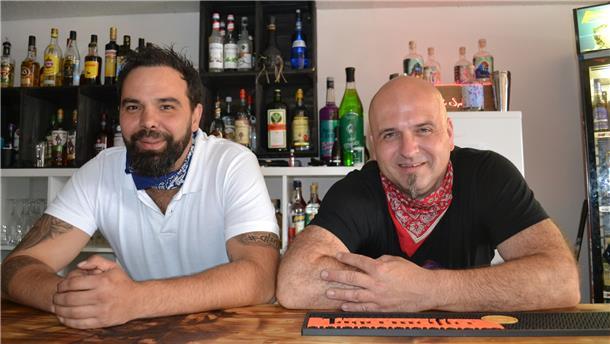 Sie haben die Dorfgaststätte in Sandstedt wieder zum Leben erweckt: Sönke Janz (links) und Oliver Lübken.