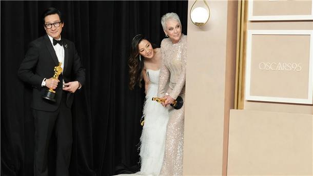 Oscars: Darum dreht sich der beste Film Sie haben einen Oscar gewonnen: Ke Huy Quan (l-r), Michelle Yeoh und Jamie Lee Curtis.