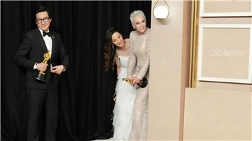 Sie haben einen Oscar gewonnen: Ke Huy Quan (l-r),  Michelle Yeoh und Jamie Lee Curtis.