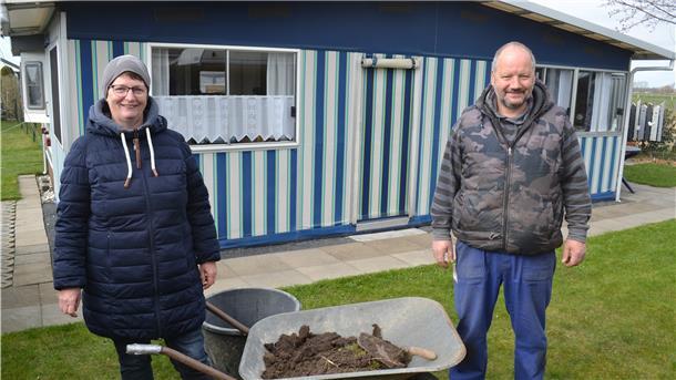 Sie haben ihr zweites Zuhause schon picobello in Schuss gebracht: Corinna und Andreas Kück, Dauercamper am Dorumer Tief.