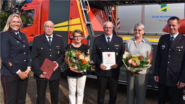 Sie haben sich der Freiwilligen Feuerwehr verschrieben (von links): Nordenhams Ortsbrandmeisterin Jacqueline Werremeyer, Claus Schröder mit Ehefrau Meike, Alexander Stahl mit Ehefrau Anke und Stadtbrandmeister Christan Stahl.