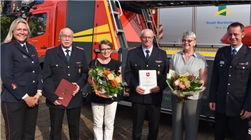 Sie haben sich der Freiwilligen Feuerwehr verschrieben (von links): Nordenhams Ortsbrandmeisterin Jacqueline Werremeyer, Claus Schröder mit Ehefrau Meike, Alexander Stahl mit Ehefrau Anke und Stadtbrandmeister Christan Stahl.