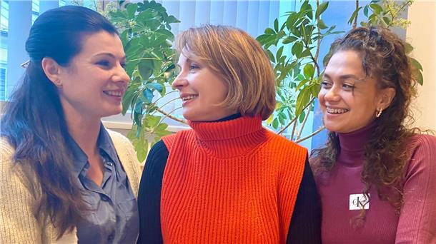 Sie kommen aus der Ukraine - doch Galina Riedel (re.) ist nicht geflüchtet, sie lebt seit sieben Jahren in Bremerhaven und hilft den neu angekommenen, Geflüchteten. Wie Elena Andreyko. In der Stadtbibliothek treffen sie sich zum Gespräch.