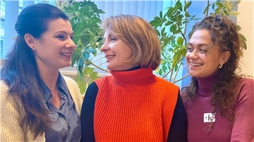 Sie kommen aus der Ukraine - doch Galina Riedel (re.) ist nicht geflüchtet, sie lebt seit sieben Jahren in Bremerhaven und hilft den neu angekommenen, Geflüchteten. Wie Elena Andreyko. In der Stadtbibliothek treffen sie sich zum Gespräch.