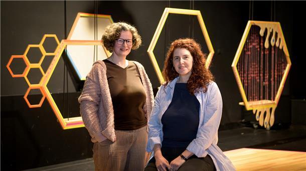 Junges Theater in Bremerhaven zeigt das Stück „Die Biene im Kopf“ Sie haben zum ersten Mal zusammengearbeitet, wirken aber bereits wie ein gut eingespieltes Team: Regisseurin Bianca Sue Henne und Ausstatterin Sabine Hilscher.