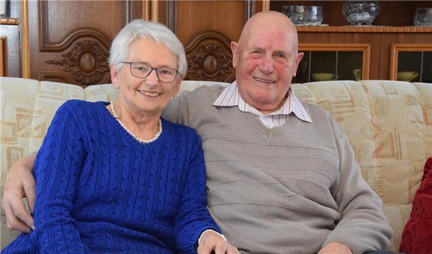 Sie halten fest zusammen: Karin und Hinrich Müller aus Rhadereistedt kennen sich schon seit ihrer Kindheit und feiern nun ihre diamantene Hochzeit.