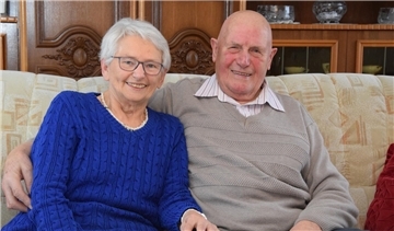 Sie halten fest zusammen: Karin und Hinrich Müller aus Rhadereistedt kennen sich schon seit ihrer Kindheit und feiern nun ihre diamantene Hochzeit.