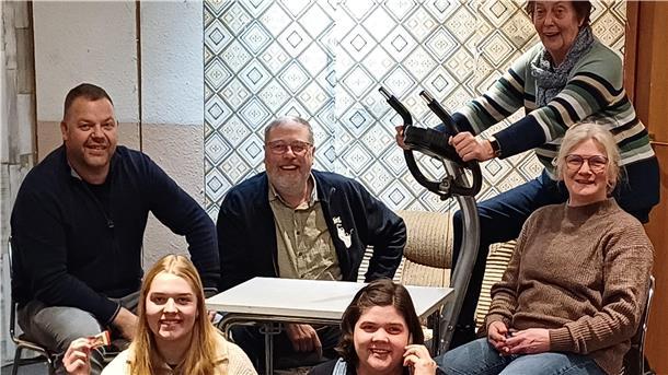 Warum die Speelschar Reitland bald „Strengste Diät“ hält Zwei Männer und vier Frauen auf einer Theaterbühne.