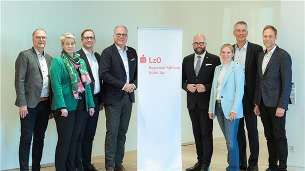 Sie hatten zur Jubiläumsveranstaltung eingeladen: Die beiden Geschäftsführer der Stiftung, Olaf Meenen (links) und Oliver Nienaber (rechts), sowie der Stiftungsvorstand mit (von links): Doris Wesjohann, Landrat Stephan Siefken, Michael Thanheiser, Landrat Johann Wimberg, Barbara Haskamp und Jürgen Rauber.