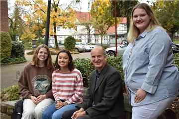 Das Foto zeigt von rechts Lina Burfeind, Pastor Andreas Hannemann, Frieda Ropers und Mimi Stemmann. 