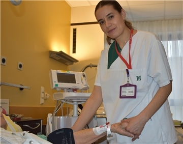 Sie ist aus dem sonnigen Guadelajara ins verregnete Cuxhaven gekommen, um hier zu arbeiten: Elide Quintero Macias, eine von 13 Krankenschwestern aus Mexiko, die im Helios-Krankenhaus arbeiten.