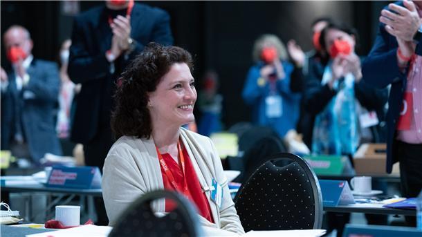 Sie kann wieder lachen: Carola Reimann nach ihrer Wahl zur stellvertretenden SPD-Landesvorsitzenden am 29. Mai in Hildesheim.