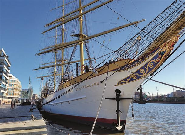 Der perfekte Tag in Bremerhaven für Fans von alten Schiffen Sie können auch Übernachtungen und Führungen auf der „Schulschiff Deutschland“ buchen.