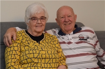 Sie lachen gerne miteinander, haben Höhen und Tiefen gemeinsam überstanden und halten fest zusammen: Waltraud und Hartmut Höppner aus Breddorf begehen ihre diamantene Hochzeit.