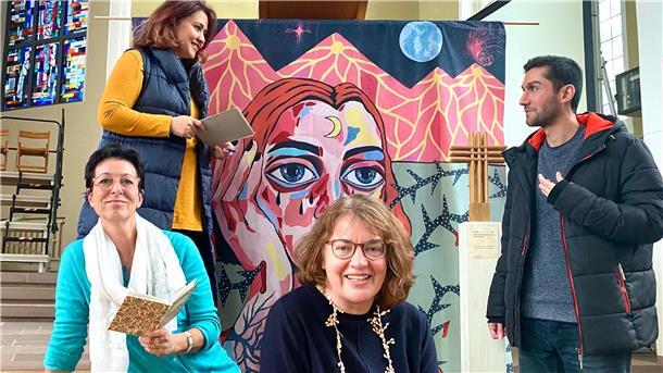 Sie laden zu einer Stunde mit Texten alter und neuer persischer Dichter und Dichterinnen und deutsch-persischer Musik in die Bürgermeister-Smidt-Gedächtnis-Kirche ein (von links): Maryam Sadeghi, Susanne Schwan, Pastorin Barbara Dietrich und der aus Iran geflüchtete Musiker Shabab Habibi.