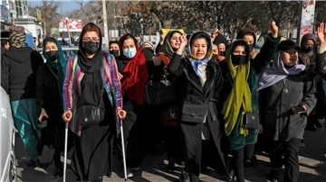 Sie lassen sich nicht einschüchtern: Erneut sind in Afghanistan Frauen gegen das Hochschulverbot der Taliban auf die Straße gegangen. (Bild eines Protests in Kabul in der vergangenen Woche)
