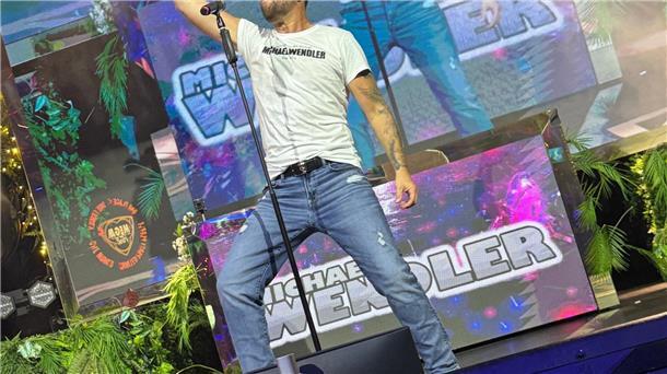„Sie liebt den DJ“: Wendler präsentierte im „Megapark“ seine Hits.