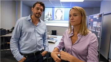 Sie mögen sich, sie nerven sich: Sascha Bergmann (Hary Prinz, l) und Anni Sulmtaler (Anna Unterberger). 