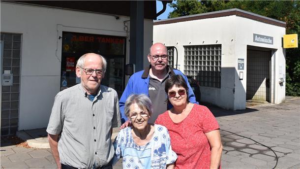 „Tante-Emma-Tankstelle“ im Stadlander Dorf Schwei schließt bald Sie nehmen bald Abschied von der Avia-Tankstelle und der Reparaturwerkstatt in Schwei (von links): Hans-Günther Rohde, Regina Diers, Felix Diers und Susanne Schirmer.