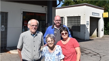 Sie nehmen bald Abschied von der Avia-Tankstelle und der Reparaturwerkstatt in Schwei (von links): Hans-Günther Rohde, Regina Diers, Felix Diers und Susanne Schirmer.