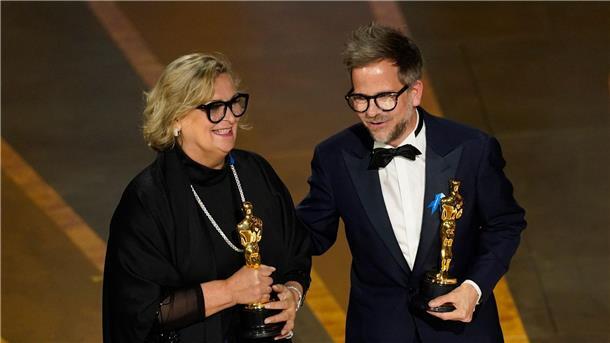 „Im Westen nichts Neues“ gewinnt vier Oscars Sie nehmen den dritten Oscar für „Im Westen nichts Neues“ entgegen: Ernestine Hipper und Christian M. Goldbeck werden für das beste Produktionsdesign ausgezeichnet.