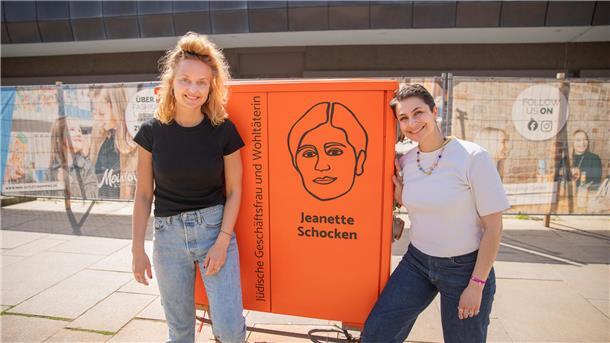 Sie nehmen Jeanette Schocken in ihre Mitte: die Veranstaltungskoordinatorin vom Kulturamt Bremerhaven, Malaika Sasse (links) und Künstlerin Ellinor Amini.