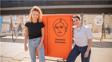 Sie nehmen Jeanette Schocken in ihre Mitte: die Veranstaltungskoordinatorin vom Kulturamt Bremerhaven, Malaika Sasse (links) und Künstlerin Ellinor Amini.