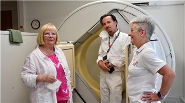 Ärztin Dr. Eva-Maria Wöhrle (links) im Gespräch mit ihren Kollegen Dr. Timm Kirchhoff und der Medizinisch-Technischen Radiologie-Assistentin Andrea Hartmann. 