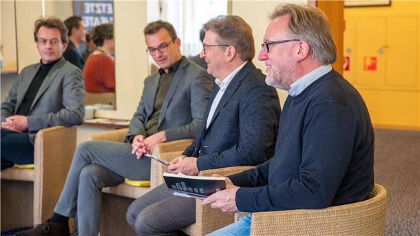 Sie setzen auf große Stoffe: der Leiter des Schauspiels Peter Hilton Fliegel (von rechts), Intendant Lars Tietje und Generalmusikdirektor Marc Niemann (links). Das freut auch Kulturstadtrat Michael Frost (2. von links).