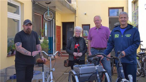 Mobilität für alle in Nordenham: SV Nordenham erhält zwei Dreiräder Ralf Schmidt, der Leiter der Fahrradwerkstatt Nordenham steht mit dem Senioren und Behindertenbeirat und mit Tammo Seltmann vom SVN für ein Foto zusammen. Ralf Schmidt reparierte die Fahrräder.