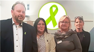 Gruppenbild mit grüner Schleife