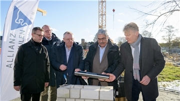 Sie setzten den Grundstein für das neue Schulzentrum Hamburger Straße (von links): Michael Frost, Nils Schnorrenberger, Torsten Neuhoff, Melf Grantz und Sieghard Lückehe.