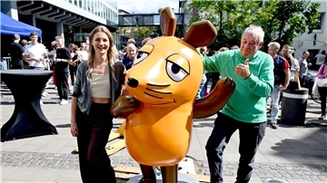 „Sie sieht wirklich aus wie neu“, freut sich Christoph Biemann (rechts). Er ist Moderator der „Sendung mit der Maus“.