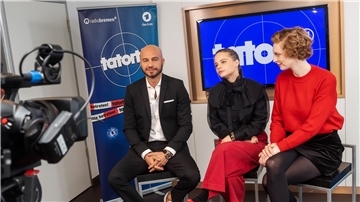 Sie sind die Neuen (v.l.): Dar Salim, Jasna Fritzi Bauer und Luise Wolfram drehen in Bremen eine sechsteilige Mini-Serie, die mit viel Ironie zeigt, wie sie sich auf ihre Rollen als Ermittler vorbereiten.