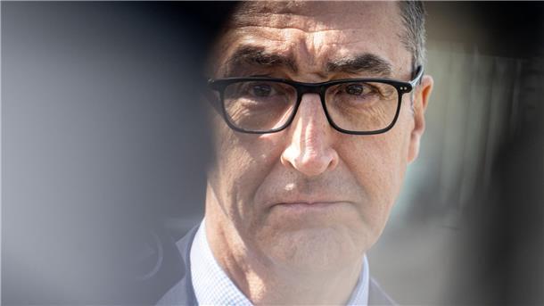 Ärger über Erdogan-Sympathie - Özdemir fordert „Zeitenwende“ „Sie sind eine nicht zu überhörende Absage an unsere pluralistische Demokratie“, sagt Bundesagrarminister Cem Özdemir (Grüne) über Autokorsos in Deutschland, bei denen Anhänger den Wahlsieg von Erdogan in der Türkei feiern.