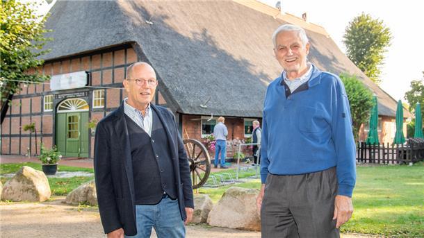 Vereinsmitglieder vor dem Buernhus in Wulsdorf.