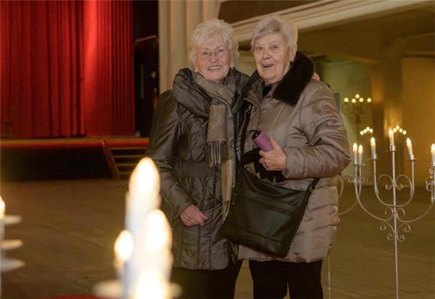 70 Jahre lang nicht gesehen: Wie sich zwei Bremerhavener Jugendfreundinnen aus den 1950ern wiederfanden Sie sind überwältigt vom Überraschungscoup: Seit 70 Jahren betreten die Jugendfreundinnen Edith Rudolph (links) und Gitta Fleer wieder den großen Saal des Bremerhavener "Tivoli", in dem sie einst ihren Leinwandidolen, den Stars der Nachkriegsära, so nahe gekommen sind.