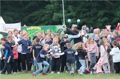 Mit Bildergalerie: So toll waren die 55. Zevener Vier-Abend-Märsche Kinder jubeln.