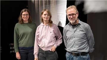 Sie sind von Monika Helfers Roman „Die Bagage“ fasziniert: Regisseurin Ingrid Gündisch, Ausstatterin Ilka Meier und Dramaturg Peter Hilton Fliegel. Und verwandeln den Roman in ein Theaterstück.