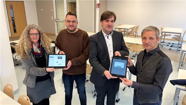 Alle Nordenhamer Grundschulen mit WLAN ausgestattet Sie sind zufrieden, dass die Nordenhamer Grundschulen nun über moderne WLAN-Netzwerke verfügen: Birgit Wulf, Leiterin der Grundschule Atens, der bei der Stadtverwaltung für die EDV zuständige Eike Läßig, Bürgermeister Nils Siemen und Thorsten Maaßen von der Firma, die die Schulen ausgestattet hat (von links).